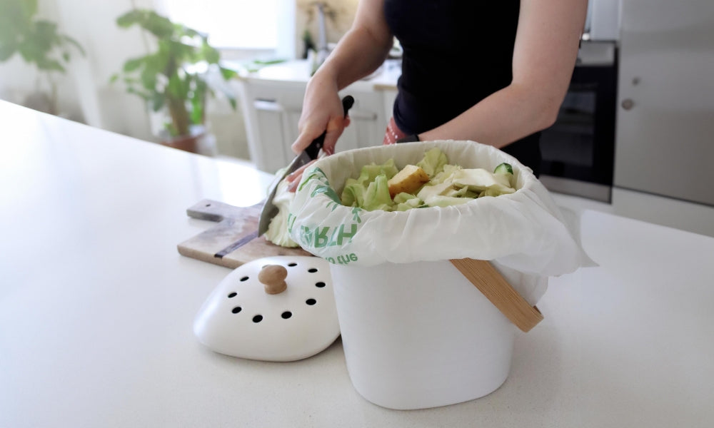 What can I put in my kitchen benchtop compost bin?